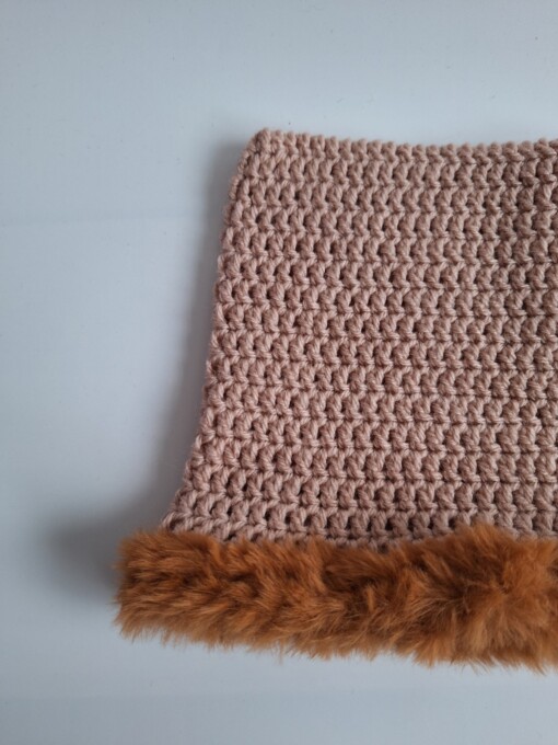 Gehaakte muts met imitatiebont 'Dusty pink & brown'