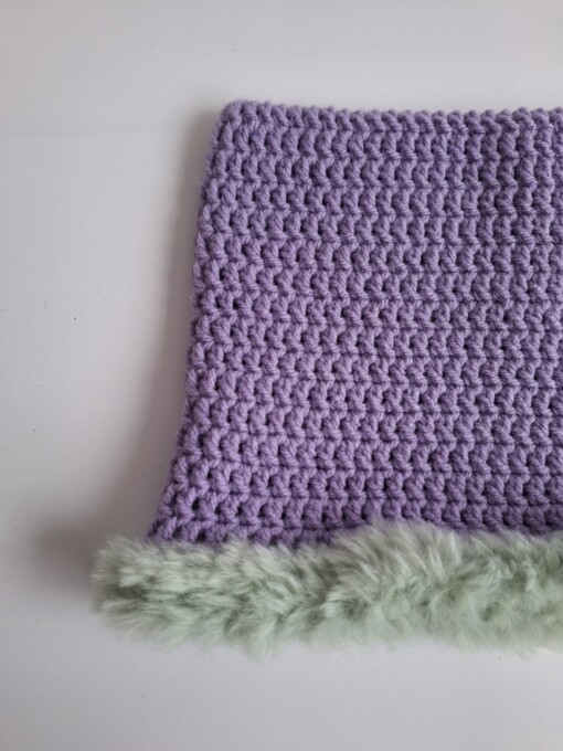 Gehaakte muts met imitatiebont 'Lilac & sage'