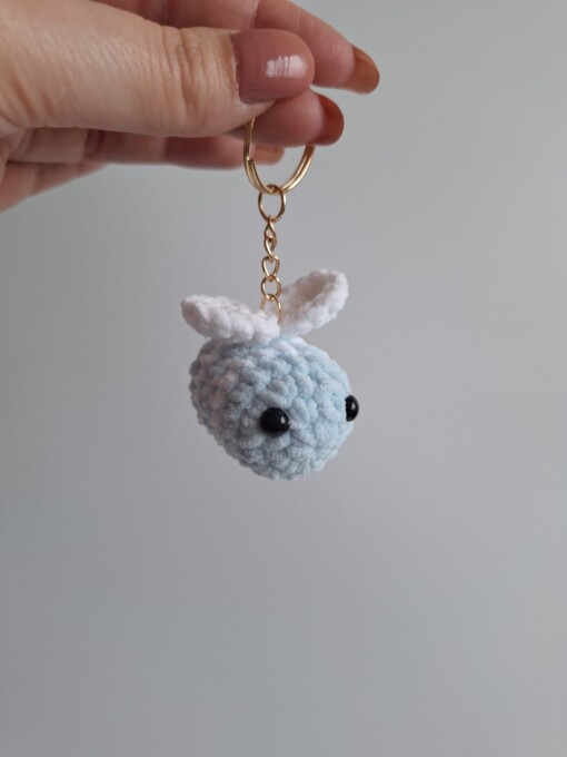 Gehaakte sleutelhanger 'Light blue & white bee'