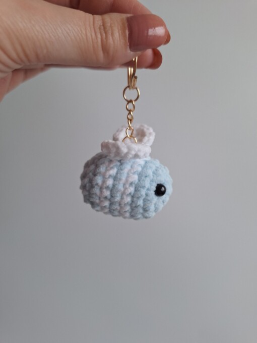 Gehaakte sleutelhanger 'Light blue & white bee'