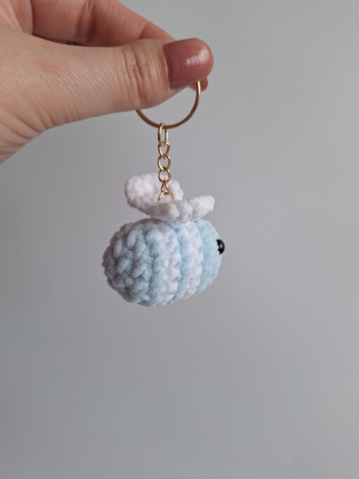 Gehaakte sleutelhanger 'Light blue & white bee'