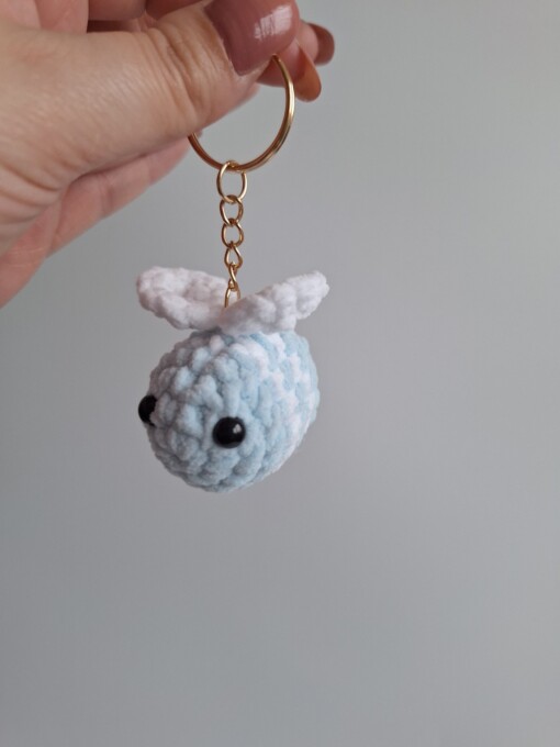 Gehaakte sleutelhanger 'Light blue & white bee'