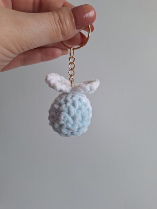Gehaakte sleutelhanger 'Light blue & white bee'