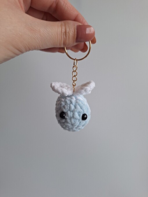 Gehaakte sleutelhanger 'Light blue & white bee'