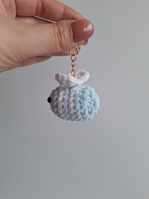 Gehaakte sleutelhanger 'Light blue & white bee'