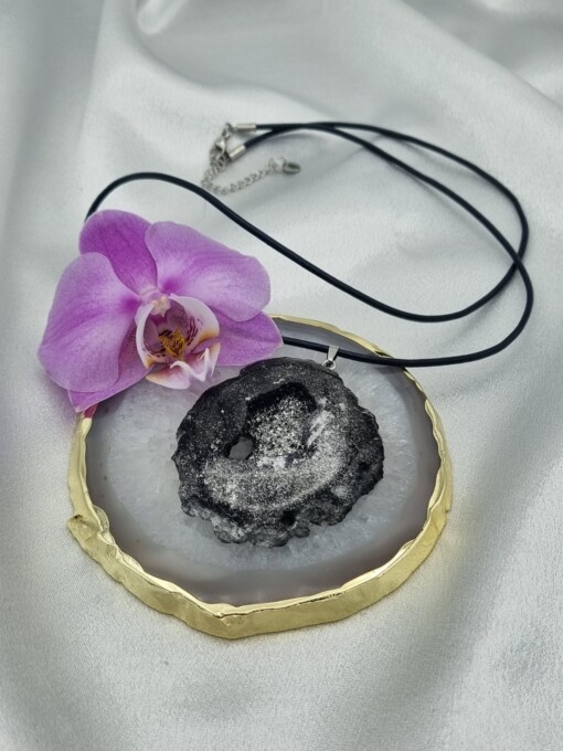 Handgemaakte ketting en epoxy hanger 'geode'