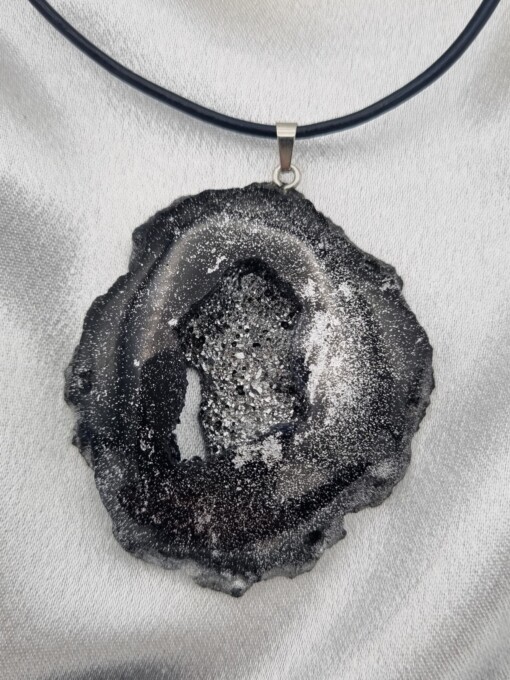 Handgemaakte ketting en epoxy hanger 'geode'
