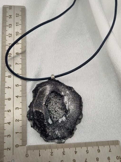 Handgemaakte ketting en epoxy hanger 'geode'