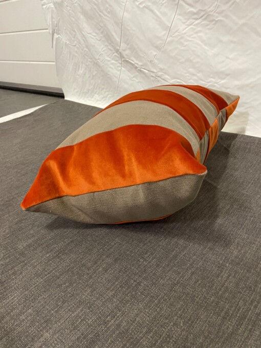 Ollie oranje kussenhoes met camel kleurige streep