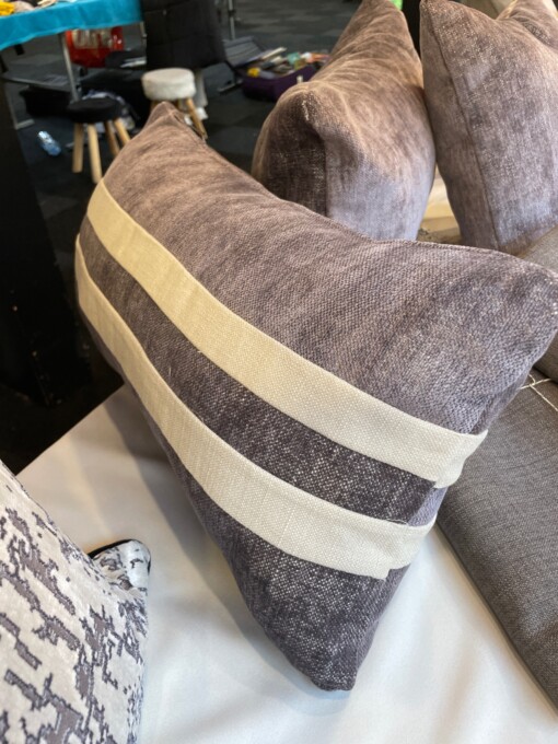 Pia paars kussen hoes met streep in beige