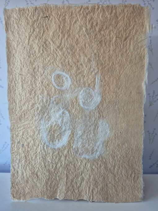 Poster gemaakt van handgeschept papier met bamboe cirkels en hennep (inclusief passe-partout)