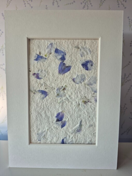 Poster gemaakt van handgeschept papier met blauwe bloemen (inclusief passe-partout)