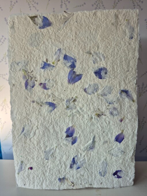 Poster gemaakt van handgeschept papier met blauwe bloemen (inclusief passe-partout)