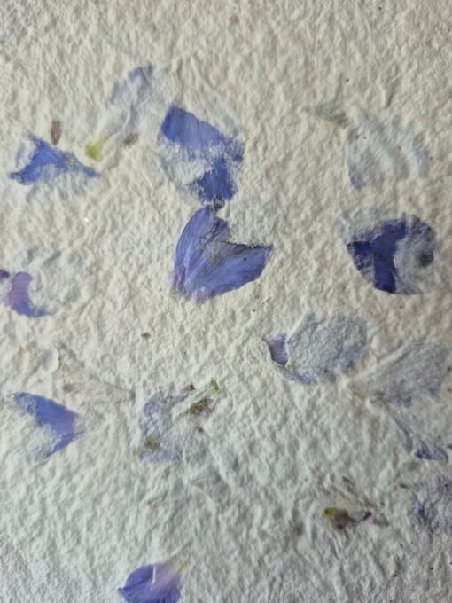 Poster gemaakt van handgeschept papier met blauwe bloemen (inclusief passe-partout)