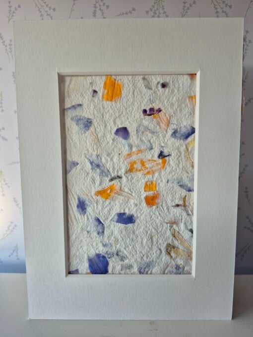 Poster gemaakt van handgeschept papier met bloemen uit een plukboeket (inclusief passe-partout)