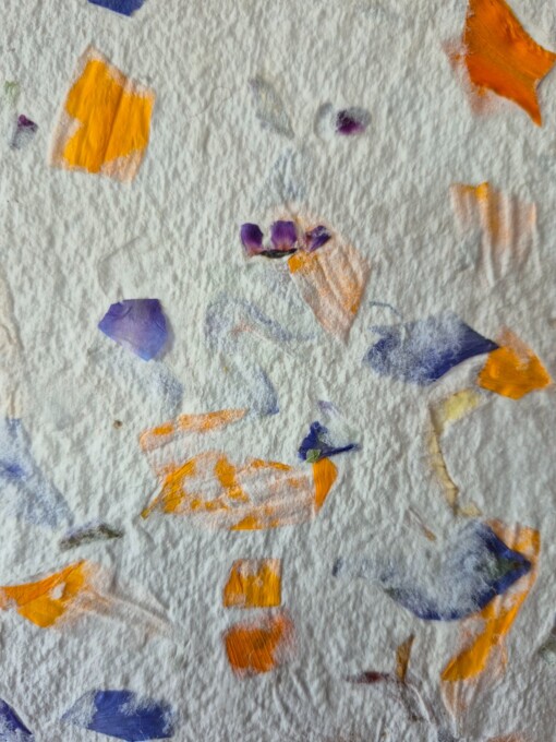 Poster gemaakt van handgeschept papier met bloemen uit een plukboeket (inclusief passe-partout)