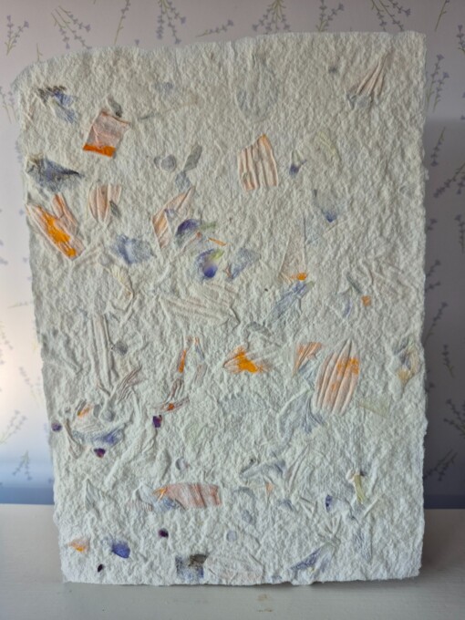 Poster gemaakt van handgeschept papier met bloemen uit een plukboeket (inclusief passe-partout)