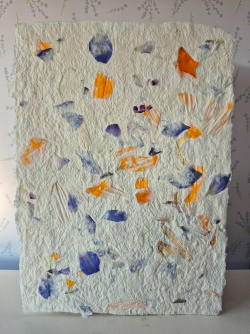 Poster gemaakt van handgeschept papier met bloemen uit een plukboeket (inclusief passe-partout)