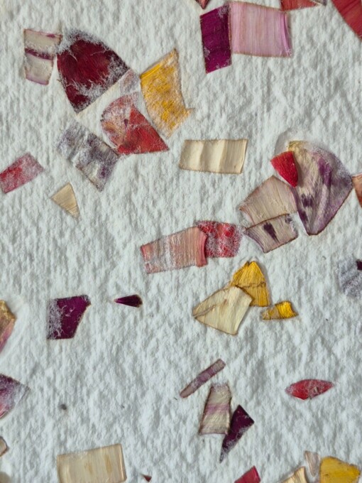 Poster gemaakt van handgeschept papier met gekleurde bloemen (inclusief passe-partout)