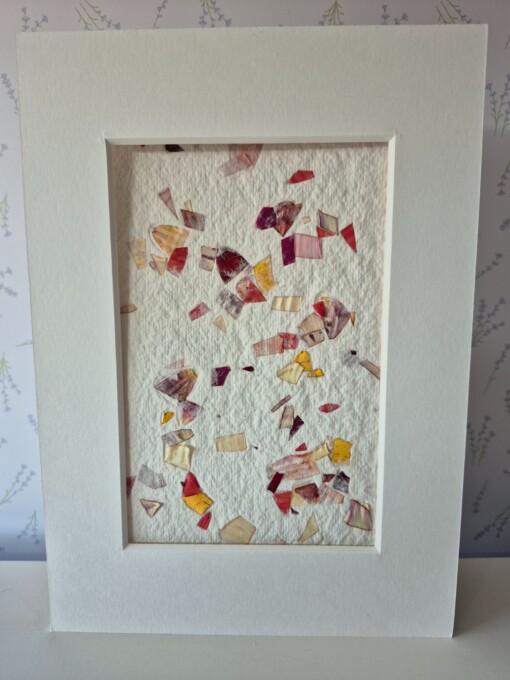 Poster gemaakt van handgeschept papier met gekleurde bloemen (inclusief passe-partout)
