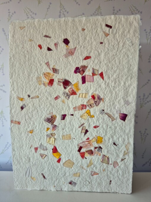Poster gemaakt van handgeschept papier met gekleurde bloemen (inclusief passe-partout)