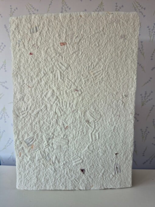 Poster gemaakt van handgeschept papier met gekleurde bloemen (inclusief passe-partout)