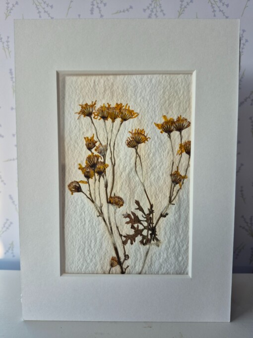 Poster gemaakt van handgeschept papier met gele bloemen (inclusief passe-partout)
