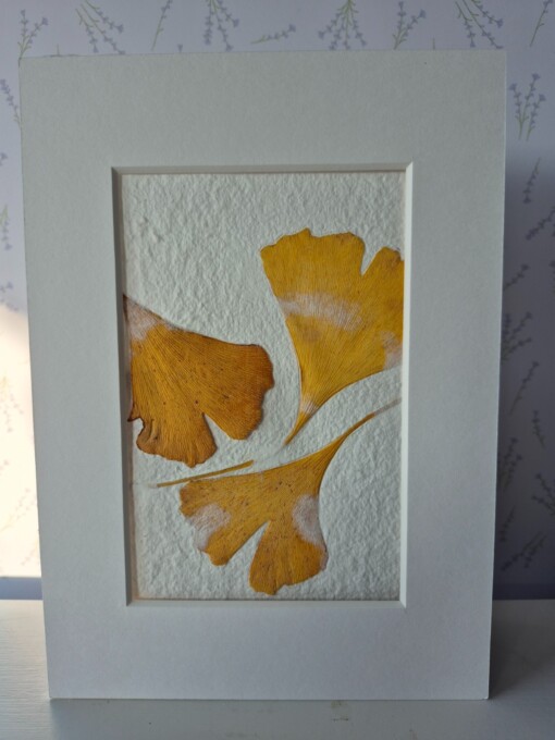 Poster gemaakt van handgeschept papier met ginkoblad (inclusief passe-partout)