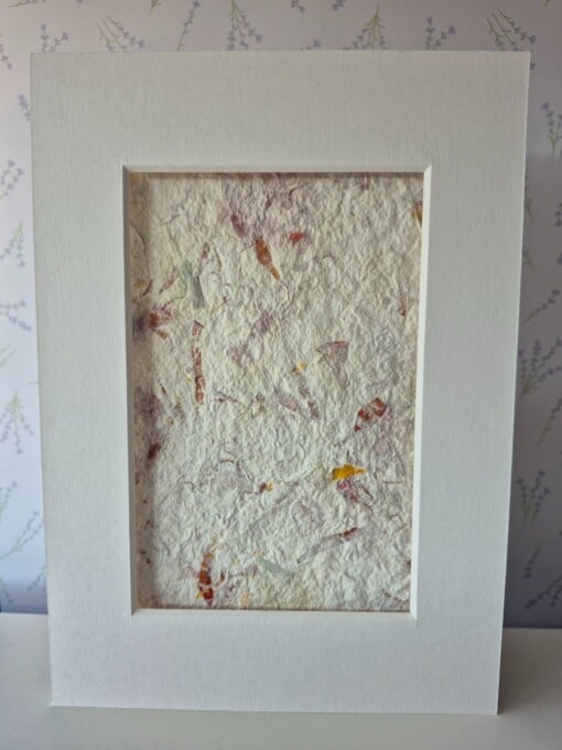 Poster gemaakt van handgeschept papier met tulpen (inclusief passe-partout)
