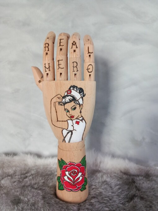 Kunst houten Tattoo hand nurse