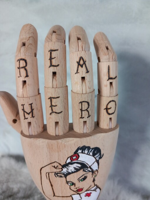Kunst houten Tattoo hand nurse
