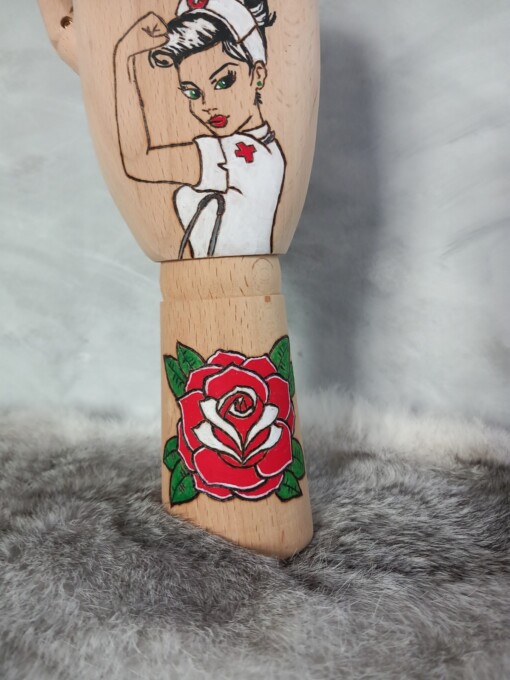 Kunst houten Tattoo hand nurse