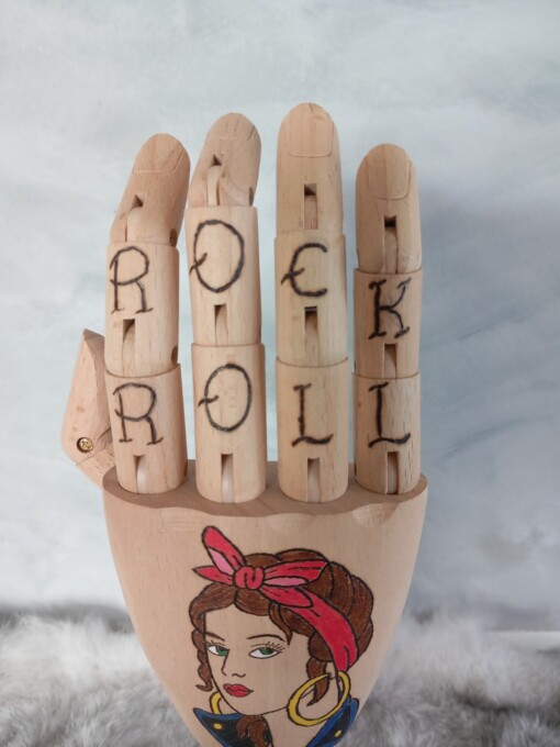 Kunst houten Tattoo hand rock and roll