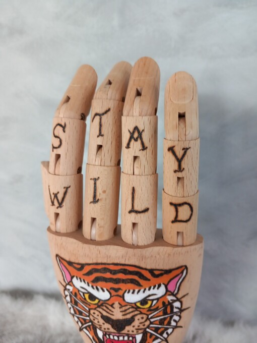 Kunst houten Tattoo hand tijger
