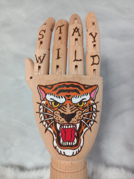 Kunst houten Tattoo hand tijger