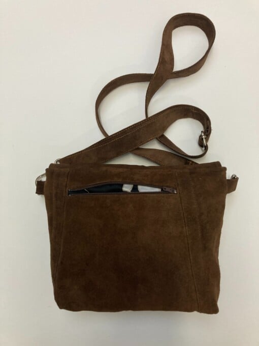 Donker bruine suede schoudertas gemaakt van vintage suede rok met nepbont