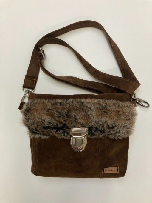 Donker bruine suede schoudertas gemaakt van vintage suede rok met nepbont