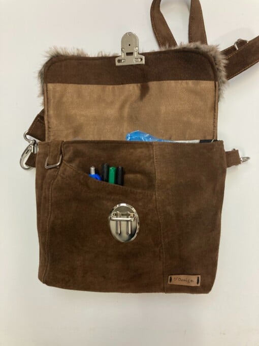 Donker bruine suede schoudertas gemaakt van vintage suede rok met nepbont