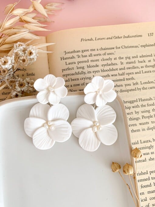 Alexia- Statement oorbellen met 2 bloemen