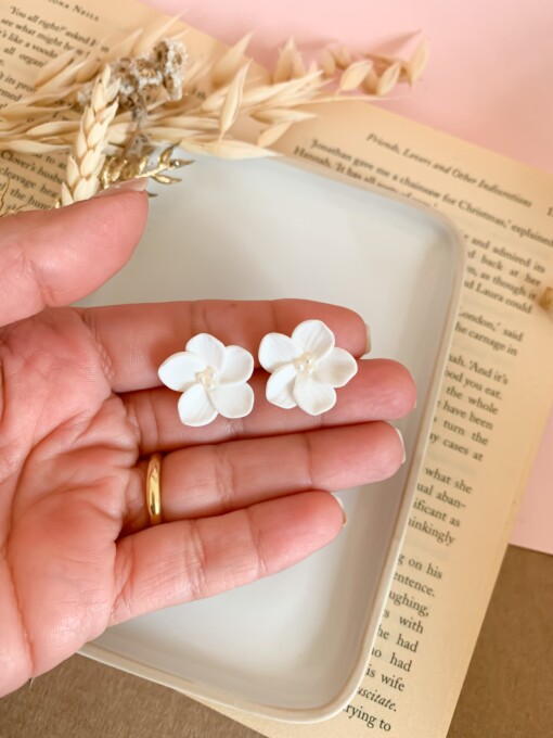 Dainty Witte bloemjes oorbellen van klei