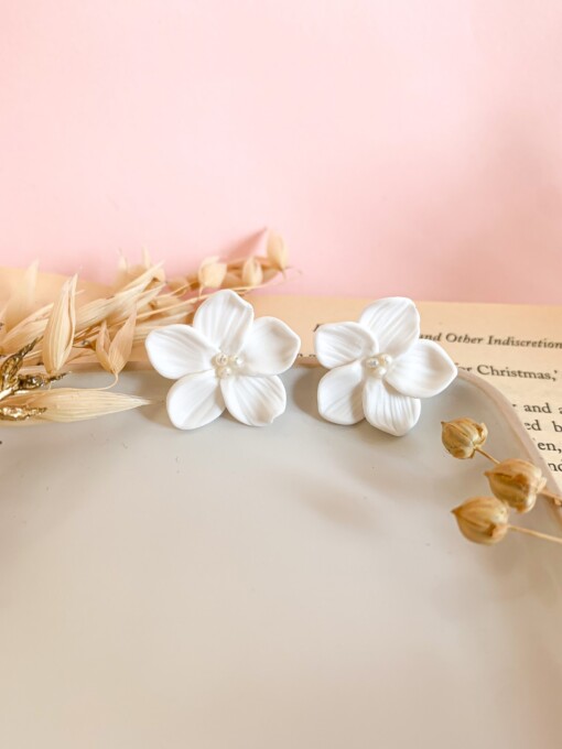 Dainty Witte bloemjes oorbellen van klei