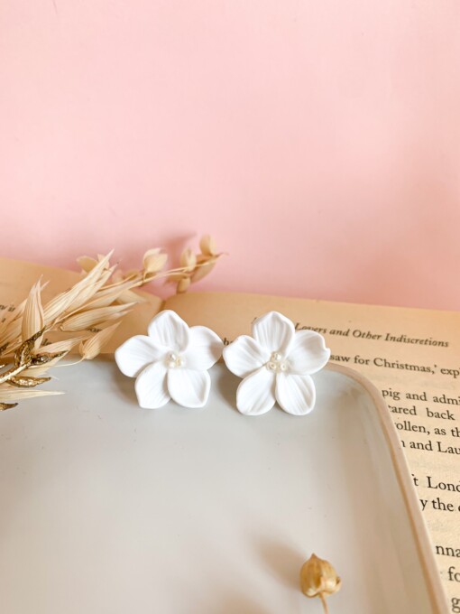 Dainty Witte bloemjes oorbellen van klei