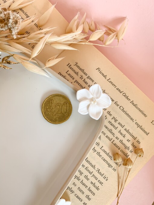 Dainty Witte bloemjes oorbellen van klei