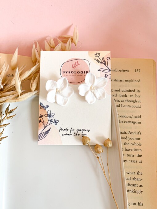 Dainty Witte bloemjes oorbellen van klei