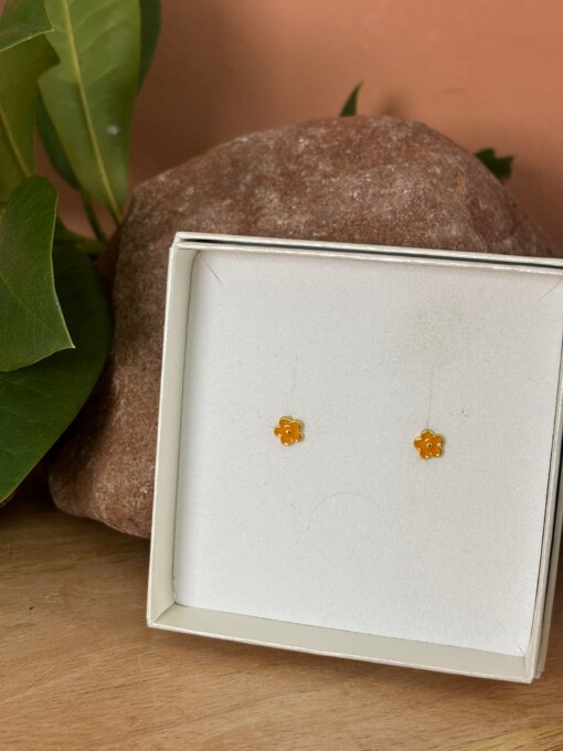 De 925 zilveren Flora studs in oranje