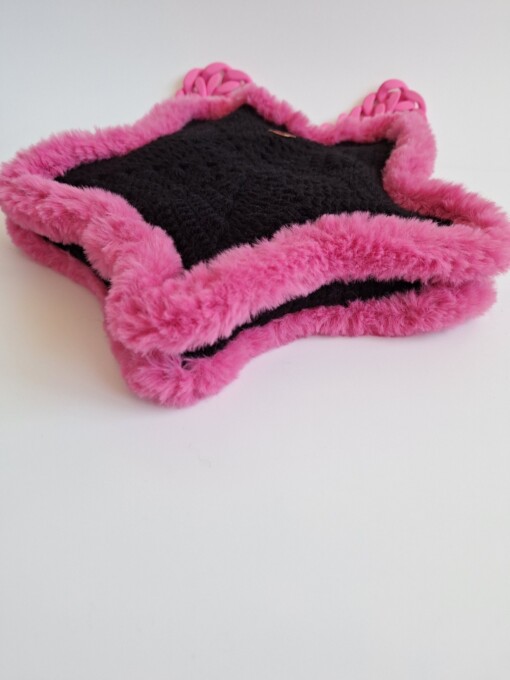 Gehaakte tas 'Black & pink furry star'