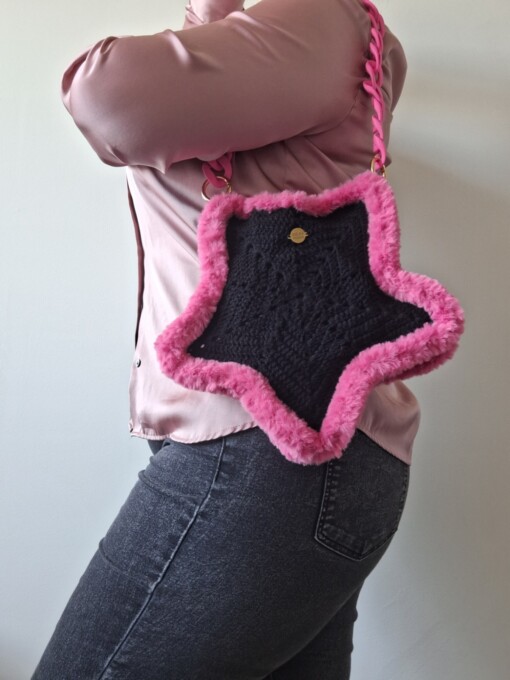 Gehaakte tas 'Black & pink furry star'
