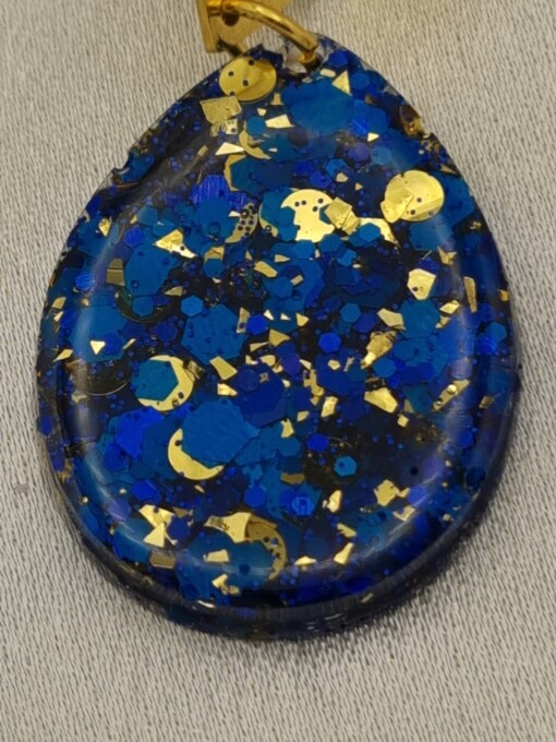 Handgemaakte epoxy oorbellen - koningsblauwe glittermix