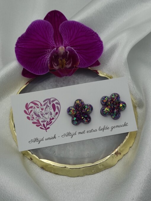 Handgemaakte epoxy oorstekers 'bloem facet' - glittermix