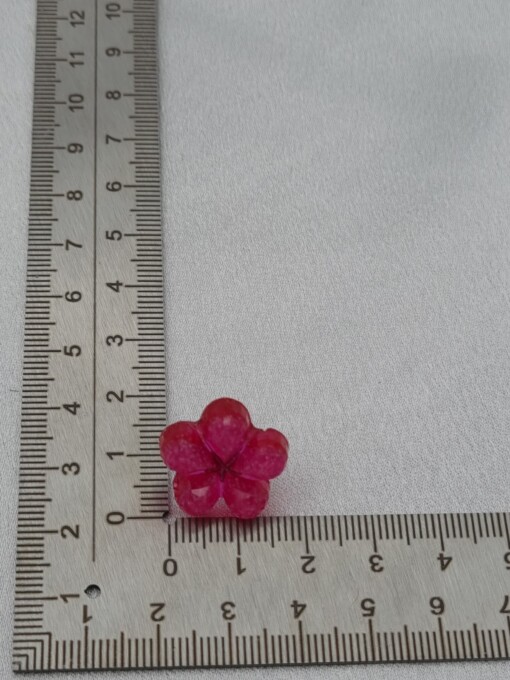 Handgemaakte epoxy oorstekers 'bloem facet' - roze